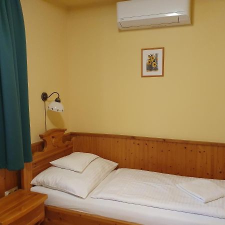 Bozi Rozi Panzio Hotel Fertőboz Екстериор снимка